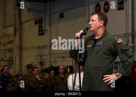 Oceano atlantico (dec. n. 10, 2018) Capt. David Snowden, il delegato della Nimitz-class portaerei USS Harry Truman (CVN 75), dà un discorso durante un cavalletto di sicurezza verso il basso in un hangar bay. Attualmente operanti negli Stati Uniti Sesta flotta area di operazioni, Harry Truman continuerà a promuovere la cooperazione regionale con gli alleati e partner, rafforzare la stabilità regionale e di rimanere vigili, agile e dinamica. Foto Stock