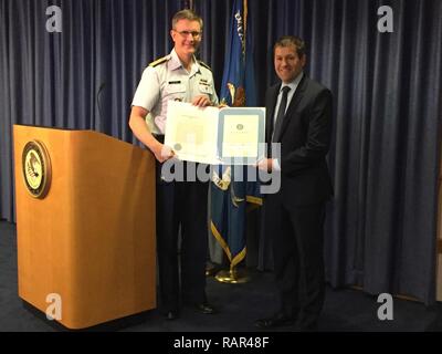 Adm posteriore. Peter Gautier, commander, undicesima Coast Guard District, presenta il Coast Guard Distinguished Public Service Award ad Adam Braverman, U.S. Avvocato, distretto meridionale della California, nel corso di una cerimonia presso la Edward J. Schwartz Ufficio federale edificio in San Diego Dec.11, 2018. Braverman's Award è stato assegnato in riconoscimento del suo straordinario e sostenuto il lavoro della lotta contro il contrabbando di droghe illegali negli Stati Uniti e gli sforzi per proteggere la nazione marittima e costiera regione di confine. Foto Stock