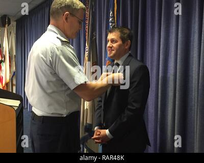 Adm posteriore. Peter Gautier, commander, undicesima Coast Guard District, presenta il Coast Guard Distinguished Public Service Award ad Adam Braverman, U.S. Avvocato, distretto meridionale della California, nel corso di una cerimonia presso la Edward J. Schwartz Ufficio federale edificio in San Diego Dec.11, 2018. Braverman's Award è stato assegnato in riconoscimento del suo straordinario e sostenuto il lavoro della lotta contro il contrabbando di droghe illegali negli Stati Uniti e gli sforzi per proteggere la nazione marittima e costiera regione di confine. Foto Stock