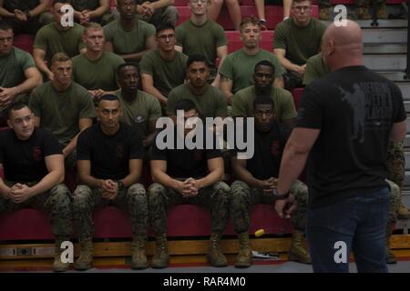 Istruttore di arti marziali Jay Glazer parla con gli Stati Uniti Marines presso la speciale di Mixed Martial Arts (MMA) Clinic detenute a bordo di Marine Corps base Hawaii, Dic 11, 2018. MMA figura capi ospitato dal Regno organizzazione del servizio ha parlato e dimostrato la loro competitive esperienza di sport di combattimento di Marines a bordo della base, concernenti il set di abilità per il Marine Corps Arti Marziali programma e il everpresent Marine Corps combattere la mentalità. Foto Stock