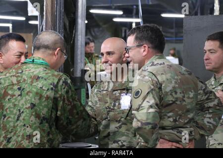 Il comando Sgt. Il Mag. Benjamin Jones, Esercito degli Stati Uniti Pacifico Comando arruolati Senior Advisor (terzo da destra), saluta Sgt. Il Mag. Takatoshi Kawase (secondo da sinistra) dal Giappone esercito settentrionale, Dic 11, 2018 durante la sua visita al campo Higashi-Chitose su Hakkaido, Giappone. Jones si è riunito con la parte settentrionale di soldati dell esercito dal Giappone terra Self Defence Force, soldati provenienti da America del primo corpo, e l'esercito degli Stati Uniti Giappone durante la sua visita a sostegno dell'esercizio Yama Sakura 75. Yama Sakura 75 è la trentasettesima iterazione del bilaterale, posto di comando esercizio tra gli Stati Uniti e il Giappone. Il brevetto U. S. dell esercito Foto Stock