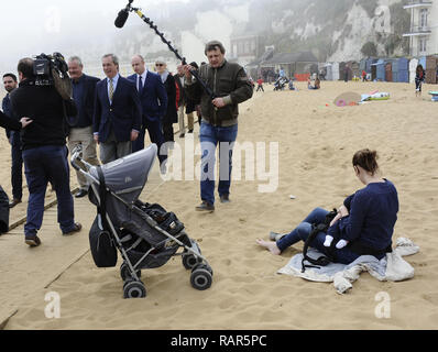 Leader UKIP Nigel Farage fa visita alla cittadina balneare di Broadstairs nel Kent con: Nigel Farage dove: Broadstairs, Regno Unito quando: 09 Apr 2015 Credit: Steve Finn/WENN Foto Stock