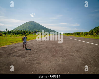 In piedi da solo in aereo runaway a Banda isola, Indonesia, Asia Foto Stock