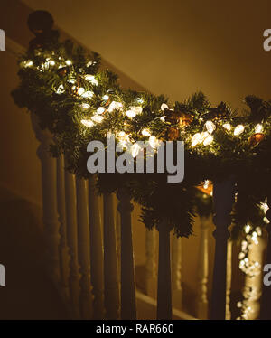 Scala in legno nel vecchio Edwardian House decorato per il Natale Foto Stock