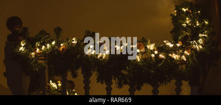 Corrimano in legno decorate rampa per il Natale in un vecchio Edwardian House Foto Stock