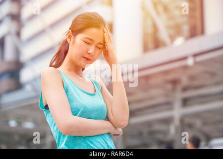 Girl Teen mal di testa da corsa sun soleggiata giornata calda calore dolore emicrania. Foto Stock