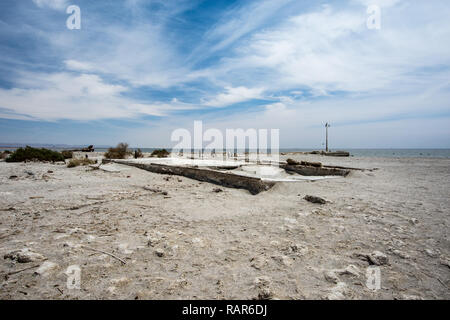 Vecchia fondamenta di vecchie case sulla spiaggia di Bombay, lungo le rive del Salton Sea nel deserto della California Foto Stock