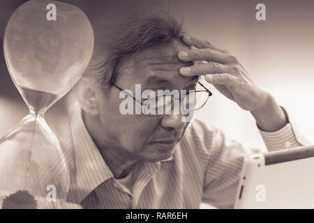 Anziano con Alzheimer la perdita di memoria del tempo il concetto di malattia. Foto Stock
