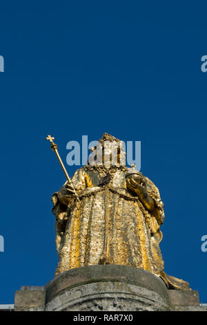 Il 1706 statua della regina Anna dallo scultore Francesco uccello che decora la casa mercato, Kingston upon Thames Surrey, Inghilterra Foto Stock