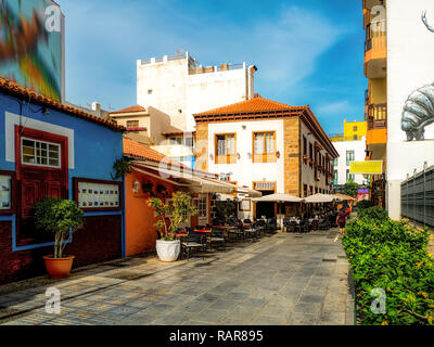 Tenerife. Case colorate in Puerto de la Cruz town, Tenerife, Isole Canarie, Spagna Foto Stock