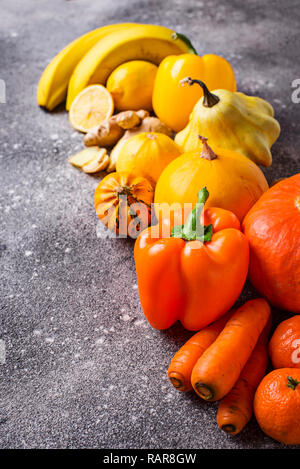 Assortimento di giallo e arancione di frutta e verdura Foto Stock