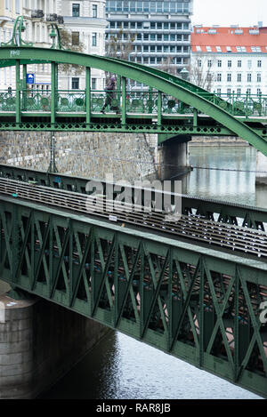 Zollamtssteg ponte di Arco con Zollamtsbrücke ponte di travatura reticolare Foto Stock