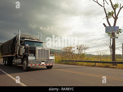 Carrello su una strada in Costa Rica Foto Stock