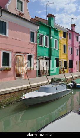 Case colorate lungo i canali sul Burano è un'isola della laguna Veneta, Italia. Foto Stock