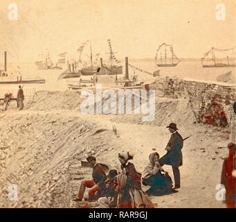 Vista dal parapetto di Fort Sumpter (ossia Sumter), porto di Charleston, S.C., durante la fase di sollevamento della vecchia bandiera reinventato Foto Stock