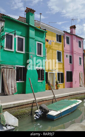 Case colorate lungo i canali sul Burano è un'isola della laguna Veneta, Italia. Foto Stock