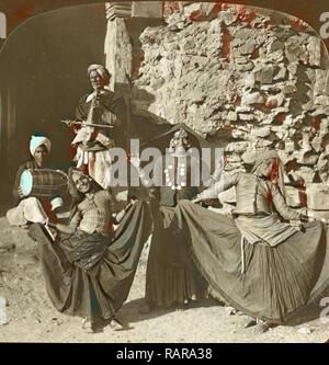 Professional ragazze danza nelle strade di Vecchia Delhi, India, Vintage fotografia. Reinventato da Gibon. Arte Classica reinventato Foto Stock