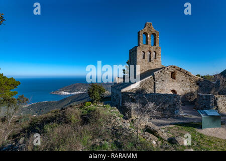 Monasterio de Sant Pere de Rodes; imponente, medievale monastero romanico & rovine della chiesa insieme in cima a una montagna. Foto Stock