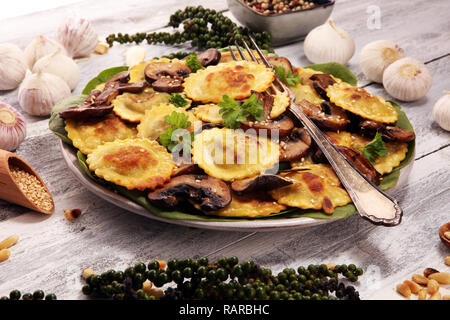 Ravioli con spinaci o Tortellini di zucca con bietole e funghi Foto Stock