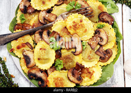 Ravioli con spinaci o Tortellini di zucca con bietole e funghi Foto Stock