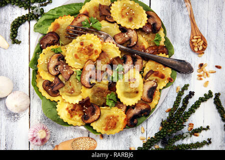 Ravioli con spinaci o Tortellini di zucca con bietole e funghi Foto Stock