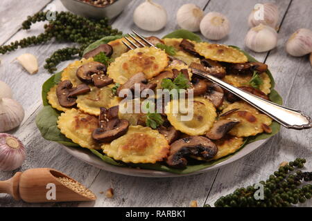 Ravioli con spinaci o Tortellini di zucca con bietole e funghi Foto Stock