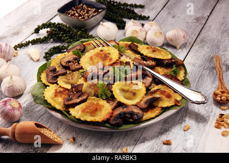 Ravioli con spinaci o Tortellini di zucca con bietole e funghi Foto Stock