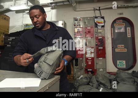 Oceano atlantico (dec. n. 10, 2018) Danni Controlman 2a classe Terrance Hendricks rimanenze di maschere antigas in danno di un armadietto di controllo a bordo della Nimitz-class portaerei USS Harry Truman (CVN 75). Attualmente operanti negli Stati Uniti Sesta flotta area di operazioni, Harry Truman continuerà a promuovere la cooperazione regionale con gli alleati e partner, rafforzare la stabilità regionale e di rimanere vigili, agile e dinamica. Foto Stock