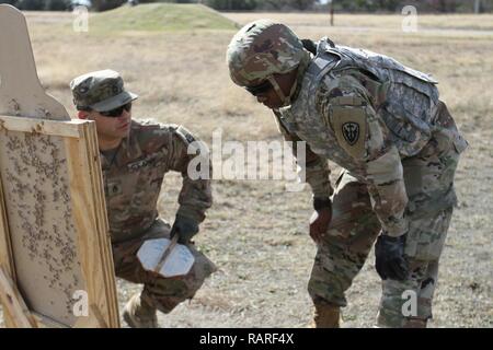 Pfc. Darion Williams, 504th Intelligenza militare brigata risorse umane, osserva il suo foglio di azzeramento, il 12 dic. 2018, Fort Hood, Texas. I soldati che hanno zero le loro armi necessario sparare cinque dei sei giri in un certo diametro. Foto Stock