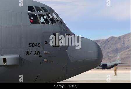 Circa 20 C-130 Hercules decollare da Creech Air Force Base in Nevada, Dic 10, 2018. I velivoli sono stati a Creech come parte della formazione di notte e venire due volte all anno per variare gli esercizi. Foto Stock