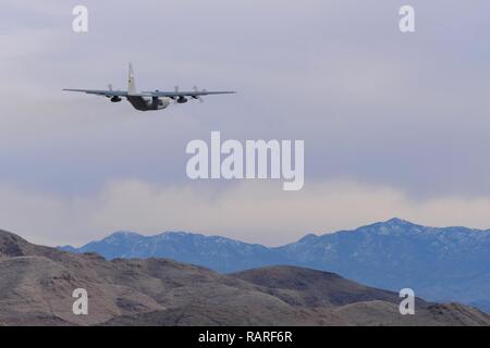 Circa 20 C-130 Hercules decollare da Creech Air Force Base in Nevada, Dic 10, 2018. I velivoli sono stati a Creech come parte della formazione di notte e venire due volte all anno per variare gli esercizi. Foto Stock