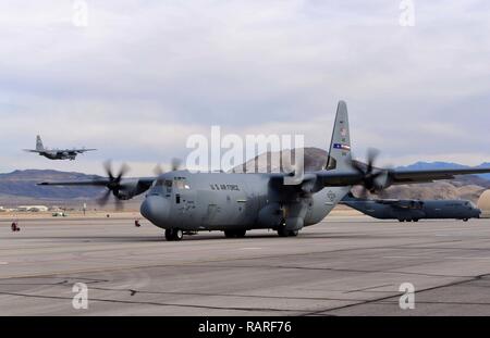 Circa 20 C-130 Hercules decollare da Creech Air Force Base in Nevada, Dic 10, 2018. I velivoli sono stati a Creech come parte della formazione di notte e venire due volte all anno per variare gli esercizi. Foto Stock