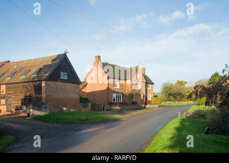 Una grande casa colonica con fienile in Shelfield, vicino a Alcester, Stratford-su-Avon, Warwickshire, Inghilterra, Regno Unito Foto Stock