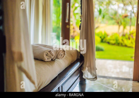 Bella camera in villa, asciugamano sul lettino Foto Stock
