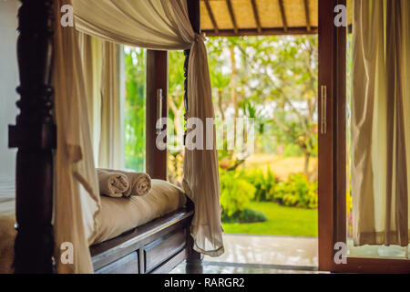 Bella camera in villa, asciugamano sul lettino Foto Stock