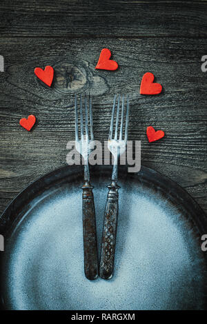 Il menu del ristorante. Il giorno di San Valentino la cena con messa in tavola in legno rustico stile con posate Foto Stock