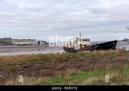 Fiume Torridge, Appledore, Devon, Inghilterra England Regno Unito. Gennaio 2019. Vecchia barca usata per alloggio con lo sfondo di un cantiere navale a Appledore Foto Stock