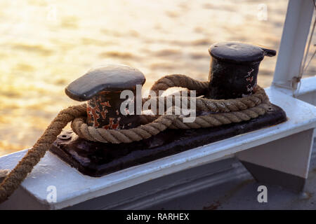 Mooring bollard sul piccolo traghetto Foto Stock