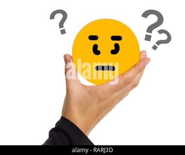 Mano che tiene un cerchio di colore giallo con faccia domanda di espressione illustrazione. Foto Stock