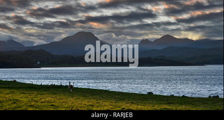 Il Torridon Hills da Loch Gairloch Foto Stock