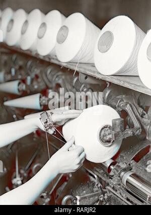 Il punto più alto, North Carolina - Prodotti tessili. Pickett filati Mill. Avvolgitore - operatore di close-up di mani, gennaio 1937, Lewis reinventato Foto Stock