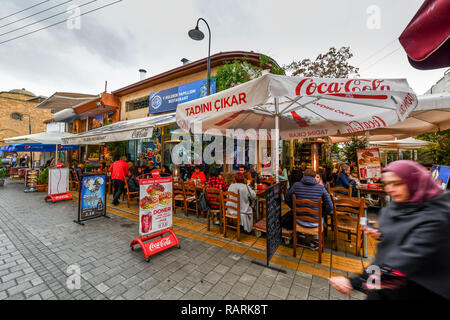 Street cafe, Città Vecchia, Nicosia, Repubblica Turca di Cipro del Nord, Strassencafe, Altstadt, Nikosia, Tuerkische Republik Nordzypern Foto Stock