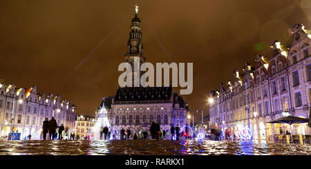 Il municipio e la Piazza degli Eroi (Place des Héros) in Arras, Francia. Il municipio e la torre campanaria è un sito Patrimonio Mondiale dell'UNESCO. Foto Stock