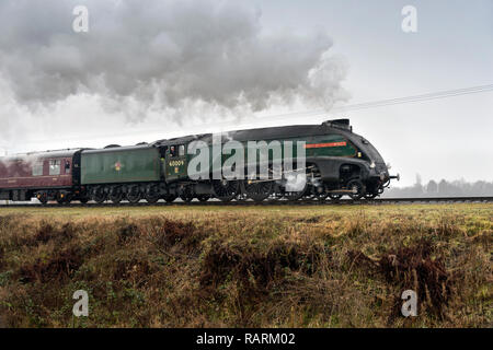 Una semplificata4 Class locomotiva a vapore "Unione del Sud Africa' passa le bave Country Park, Bury, Lancashire, East Lancashire Railway. Foto Stock