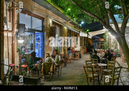 Street cafe, Città Vecchia, Nicosia, Repubblica Turca di Cipro del Nord, Strassencafe, Altstadt, Nikosia, Tuerkische Republik Nordzypern Foto Stock