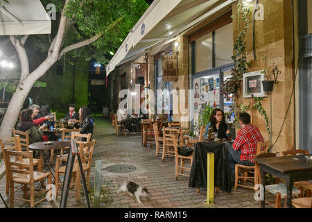 Street cafe, Città Vecchia, Nicosia, Repubblica Turca di Cipro del Nord, Strassencafe, Altstadt, Nikosia, Tuerkische Republik Nordzypern Foto Stock