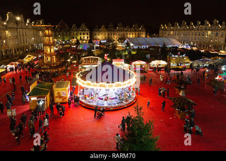 Il mercato di Natale (Marché de Noël) in Arras, Francia. Il mercato è il più grande nella regione e trattenuto sulla Grand Place. Foto Stock