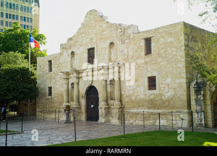 San Antonio, Texas, Stati Uniti d'America - 15 Luglio 2009: La facciata frontale del Fort Alamo in San Antonio, Texas con un texano bandiera. Foto Stock