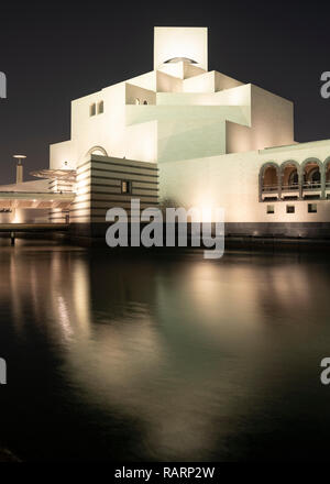 Vista notturna del Museo di Arte Islamica a Doha, in Qatar. Architetto IM Pei Foto Stock