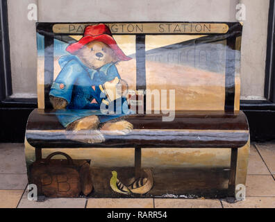 Paddington Bear panca sulla piattaforma 1, la stazione ferroviaria di Paddington, Paddington, Londra, Inghilterra, Regno Unito. Foto Stock